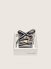Skins black and white laces with star-shaped snap hook