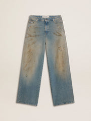 Women's boyfriend jeans with a lived-in effect sand wash and studs