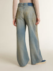 Women's boyfriend jeans with a lived-in effect sand wash and studs