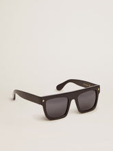 Square sunglasses with black frame and gold details