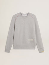 Men’s gray round neck sweatshirt with contrast stitching