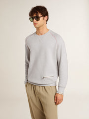 Men’s gray round neck sweatshirt with contrast stitching