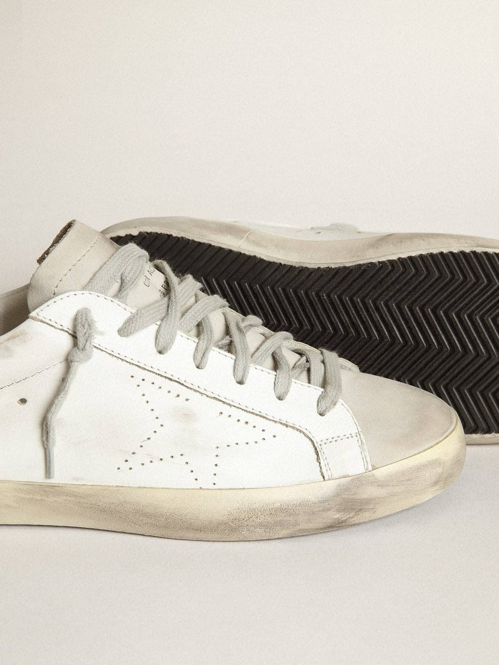 Women's Super-Star in white leather with perforated star and beige nubuck heel tab