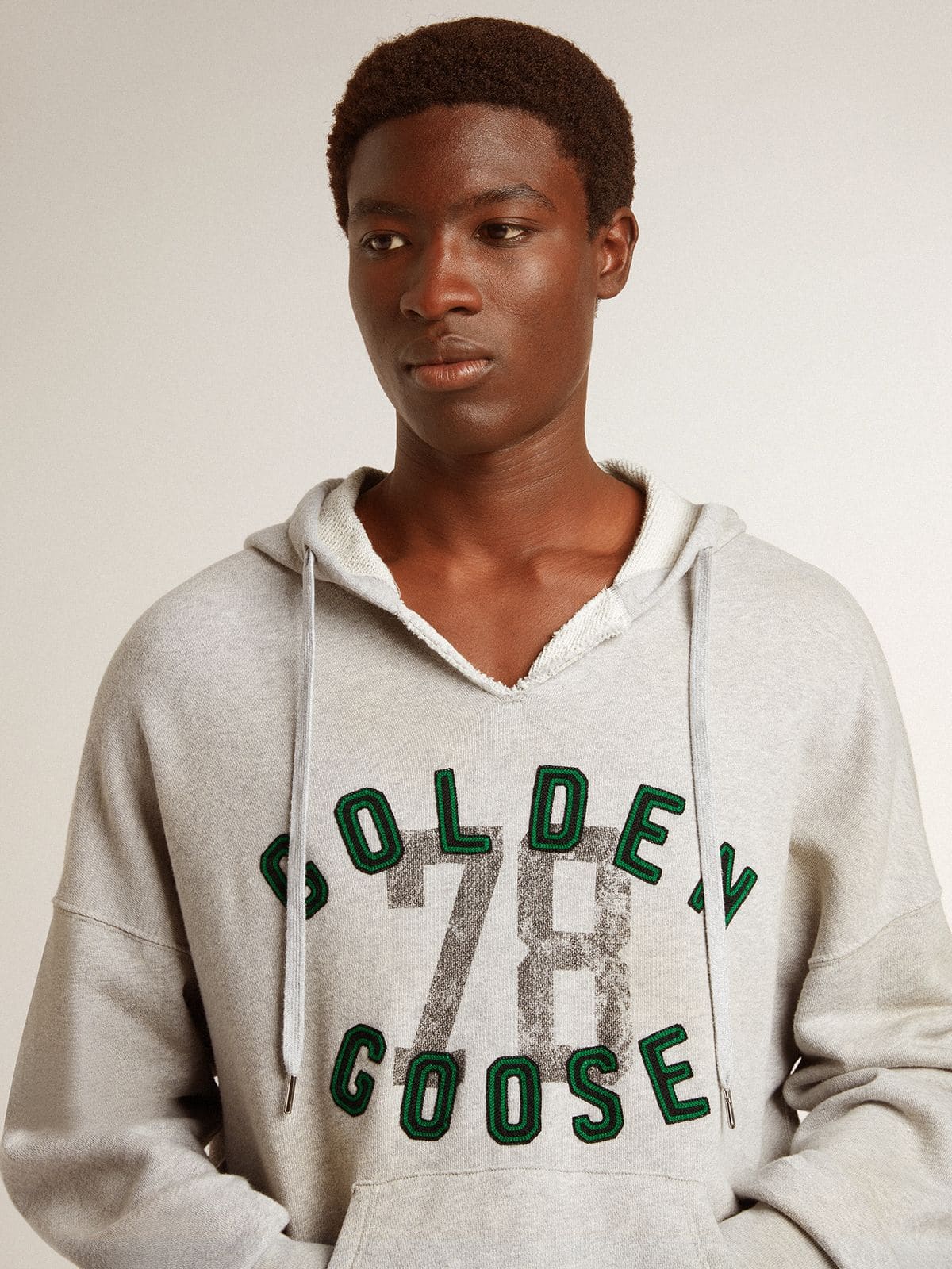 Hooded sweatshirt in worn gray with embroidered vintage logo