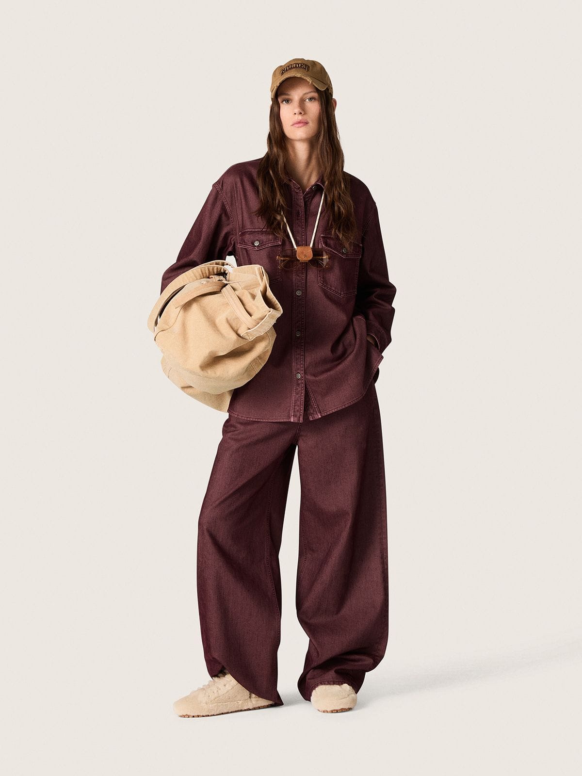 Women's jeans in burgundy denim