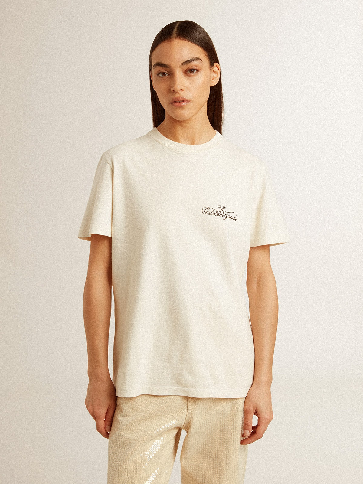 Women’s T-shirt in aged white with logo on the chest