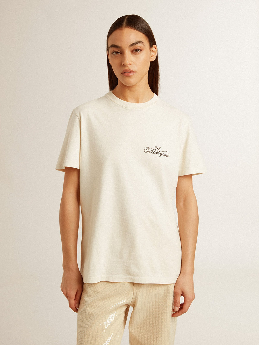 Women’s T-shirt in aged white with logo on the chest