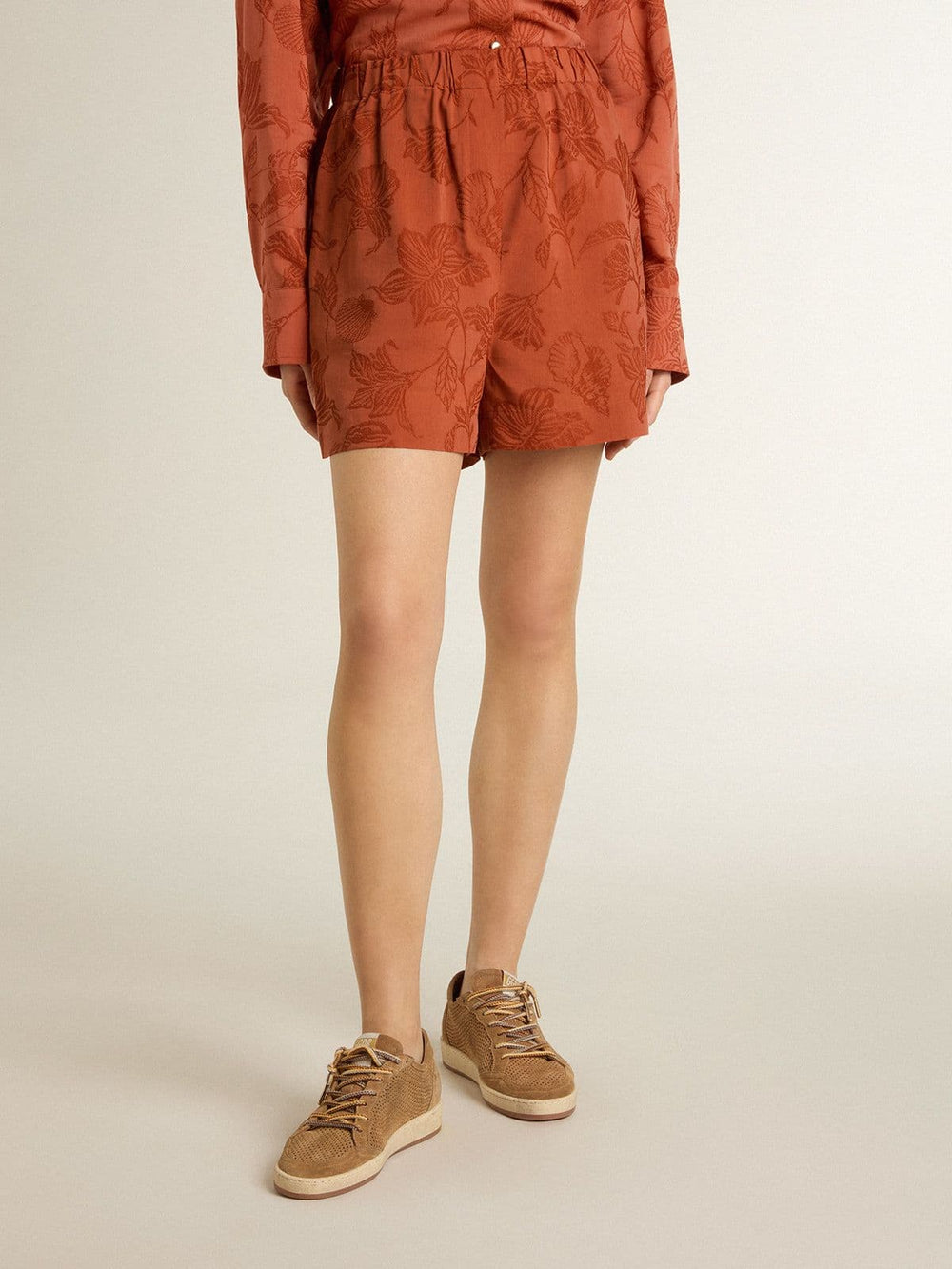 Women's shorts in brick-red jacquard with marine floral pattern