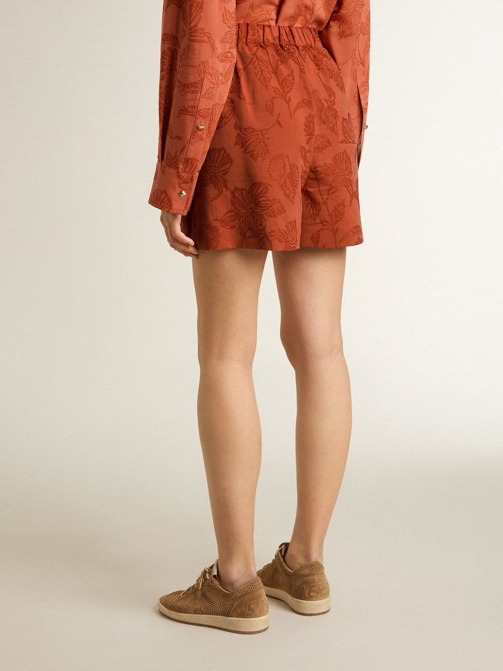 Women's shorts in brick-red jacquard with marine floral pattern