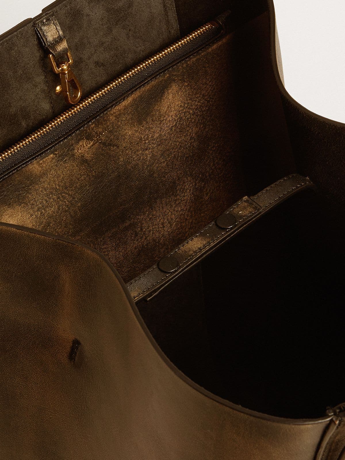 24/7 Bag North South in black distressed leather with adjustable handles