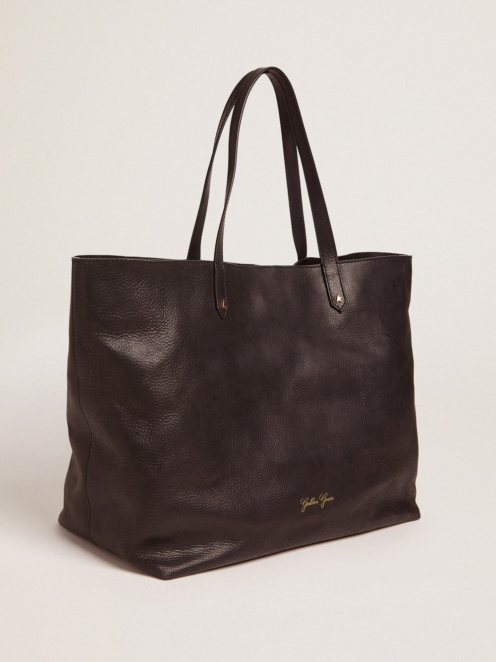 Pasadena Bag in black hammered leather with gold logo on the front