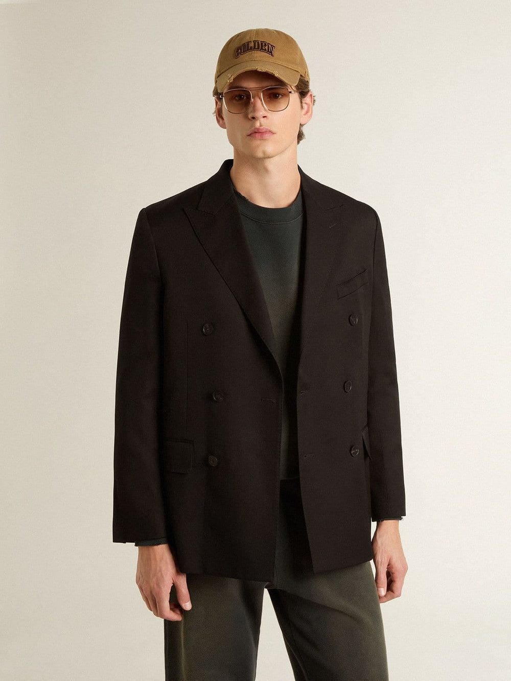Men’s black double-breasted blazer with button fastening