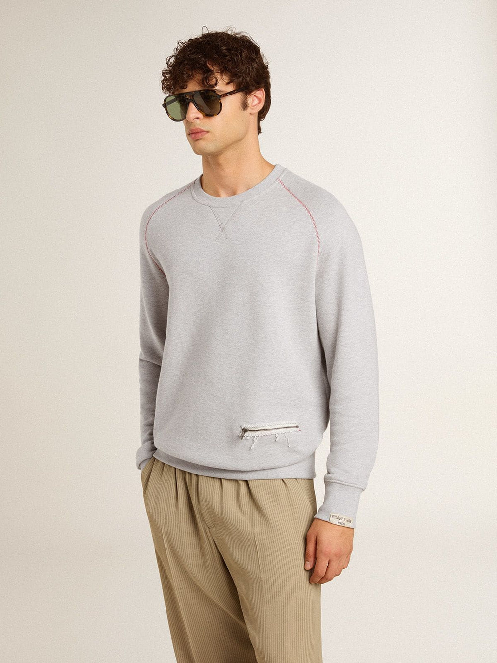 Men’s gray round neck sweatshirt with contrast stitching