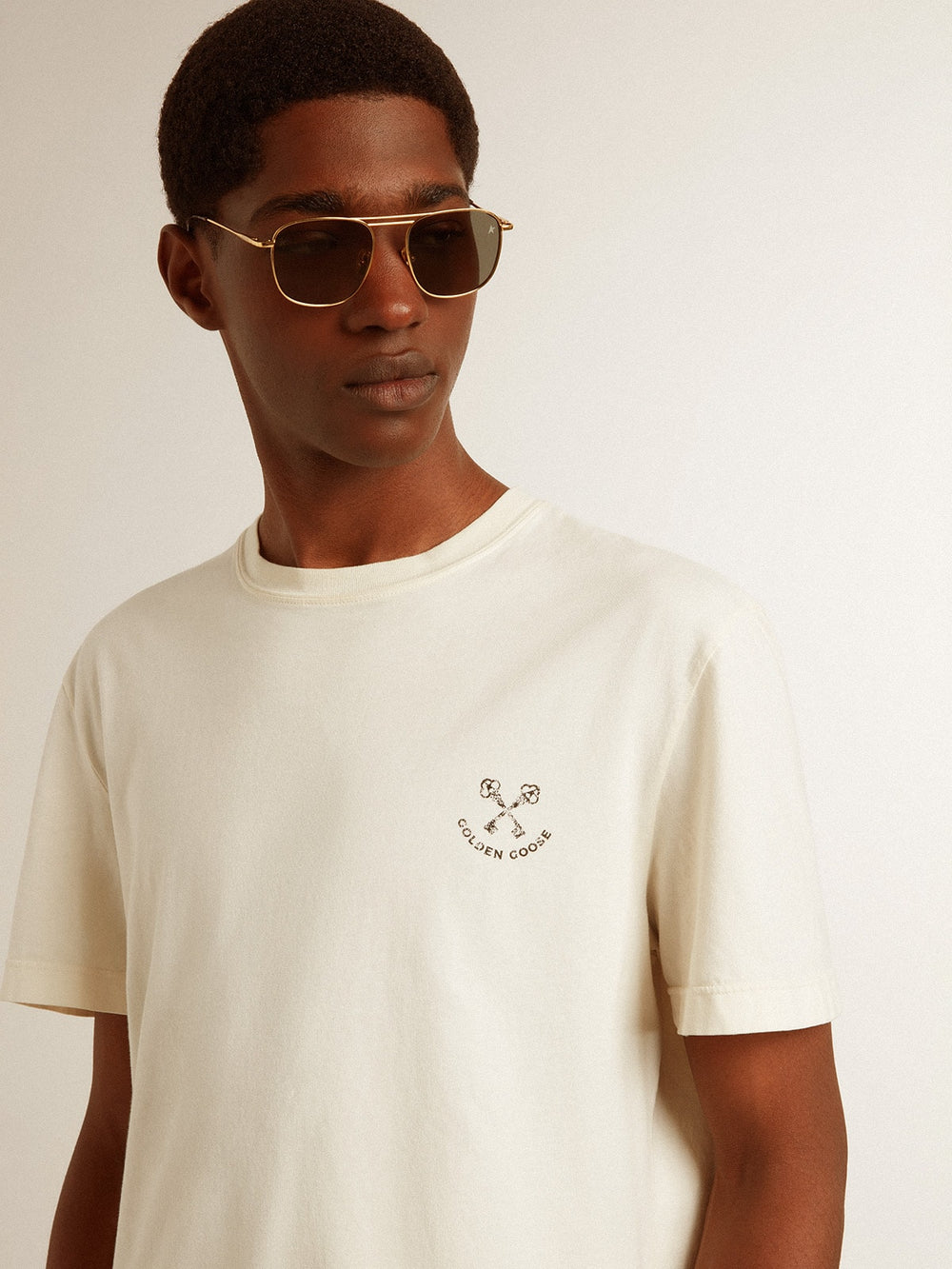 Men's cotton T-shirt in aged white with print on the heart