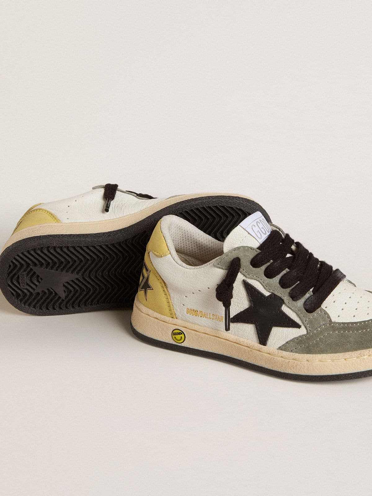 Junior Ball Star in white nappa with dark green suede inserts and black star